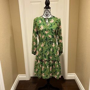 Green floral print dress. Pleated skirt.